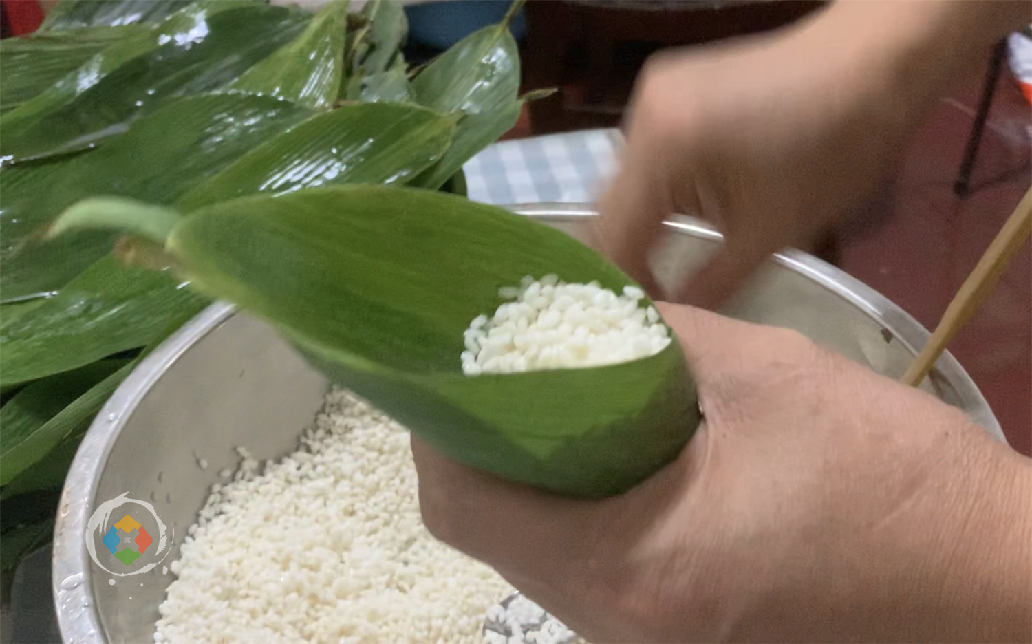 重庆的粽子有多独特？咸甜皆可，白粽子蘸糖吃，腊肉粽子最奢华