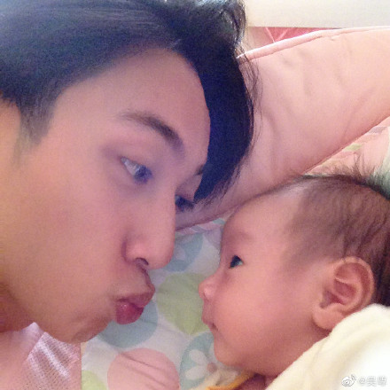 吳尊全家聚餐意外露富，豪宅超大帶花園泳池，女兒顏值赶超媽媽