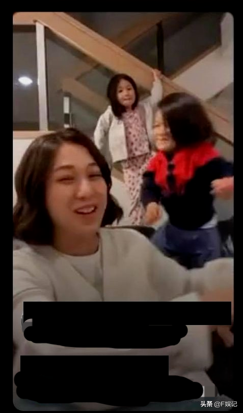 鍾嘉欣37歲生日開心收女兒禮物開直播一對子女亂入顯得很興奮