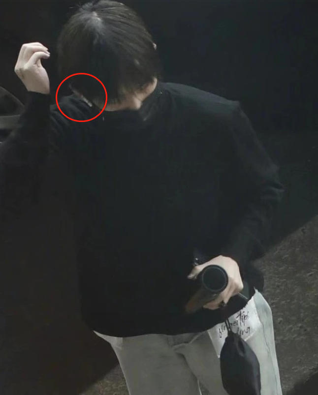 周震南风波后首次露面！穿戴低调且时尚，戴耳机听音乐状态不错