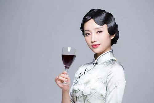 43歲劉濤出演15歲少女引熱議，智慧的女人，從不“怕老”