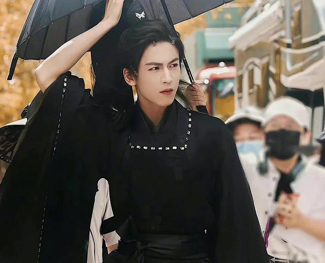 "Auspicious Stars" Zhang Linghe has a new look, Huacheng has turned ...
