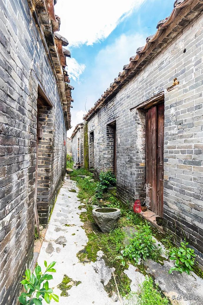A mysterious "gossip village" actually uses house walls to make village walls, so thieves will get lost