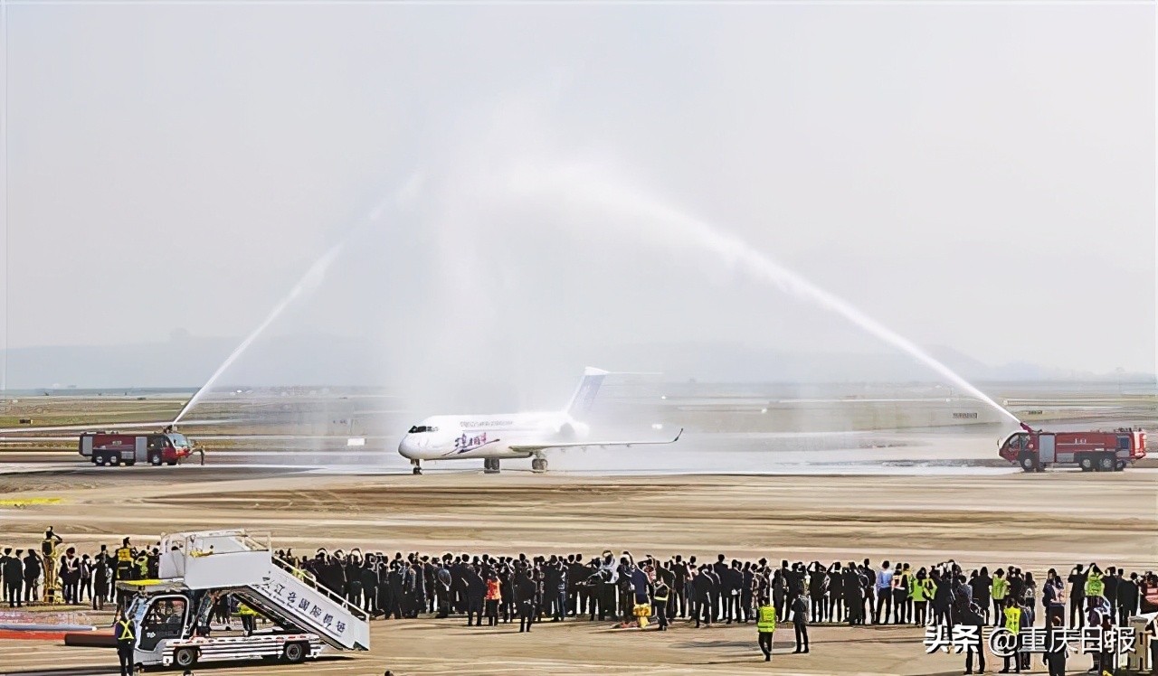 重庆江北机场迎来首架国产客机
