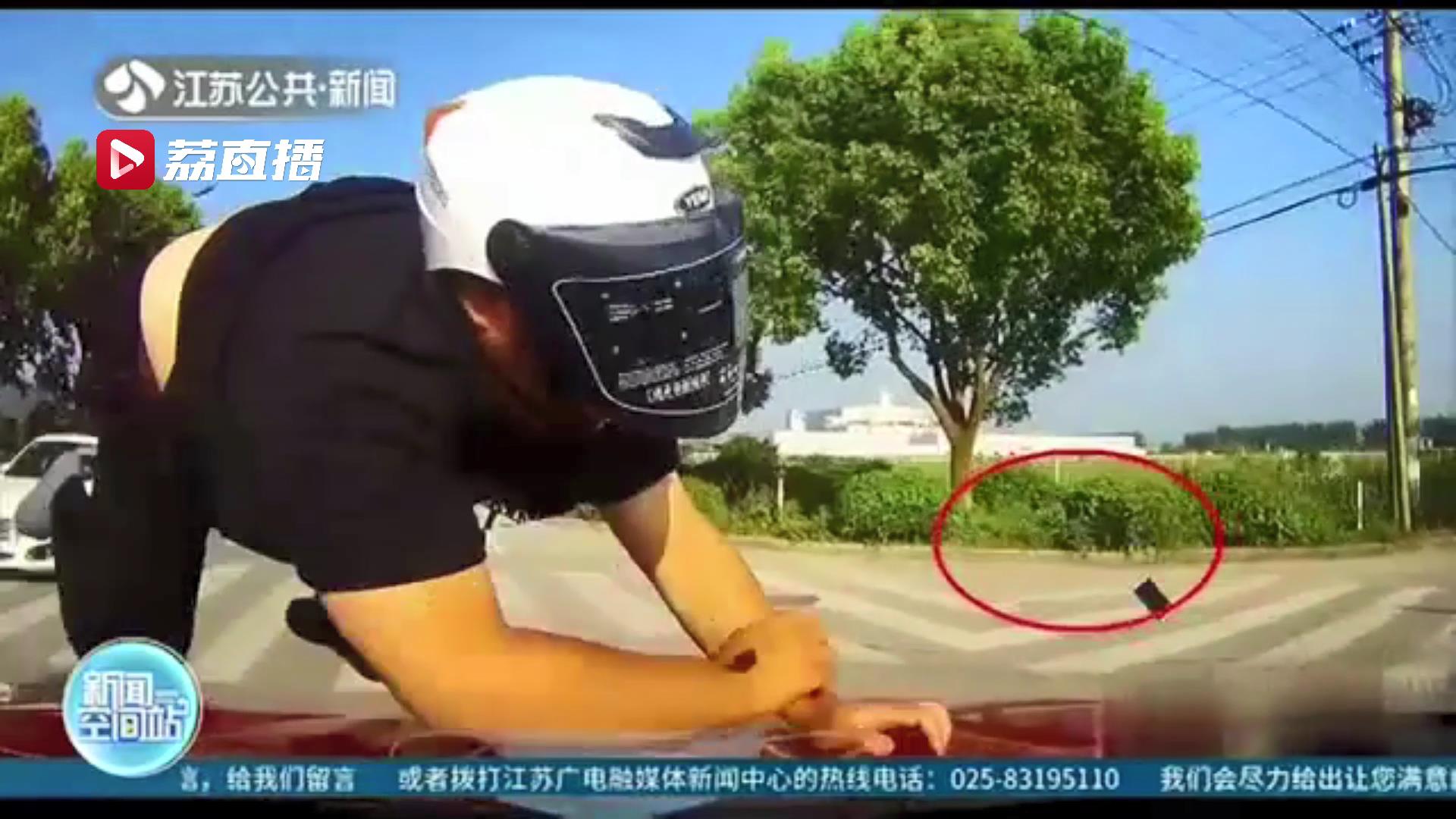 男子骑车看手机和汽车相撞 正确佩戴头盔保住了性命