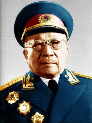 他是川军抗日名将，解放战争时被我军俘虏，刘伯承陈毅亲自去探望