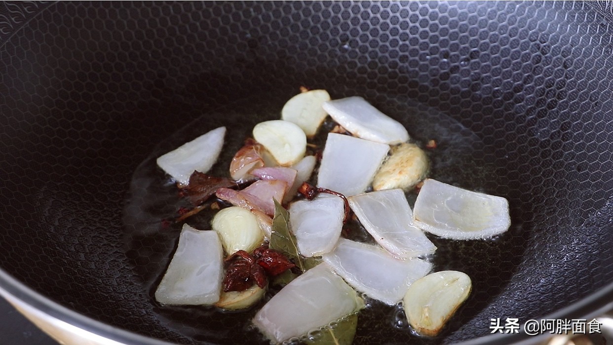 餃子餡好吃有秘訣，從選肉到調餡手把手教你，不腥不柴，鮮嫩多汁