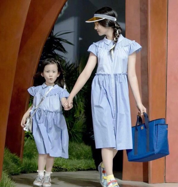 多多長大了！ 與孫莉戴墨鏡合照難辨別，捨棄成熟風改穿白衣顯清純