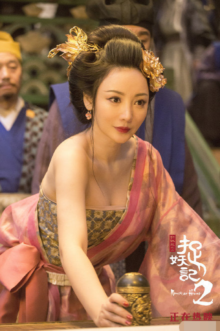 她选秀出道凭借性感走红，却是个孝顺女家中的