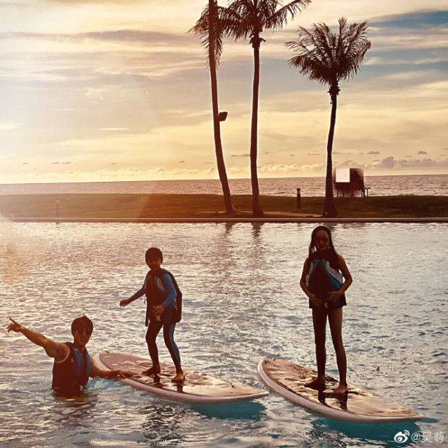 吴尊带儿女冲浪，10岁Neinei长腿抢镜，穿泳衣展超模气质