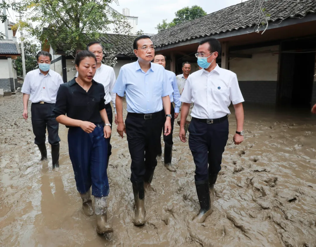 李克强来到重庆看望慰问受灾群众：勉励大家重建好家园