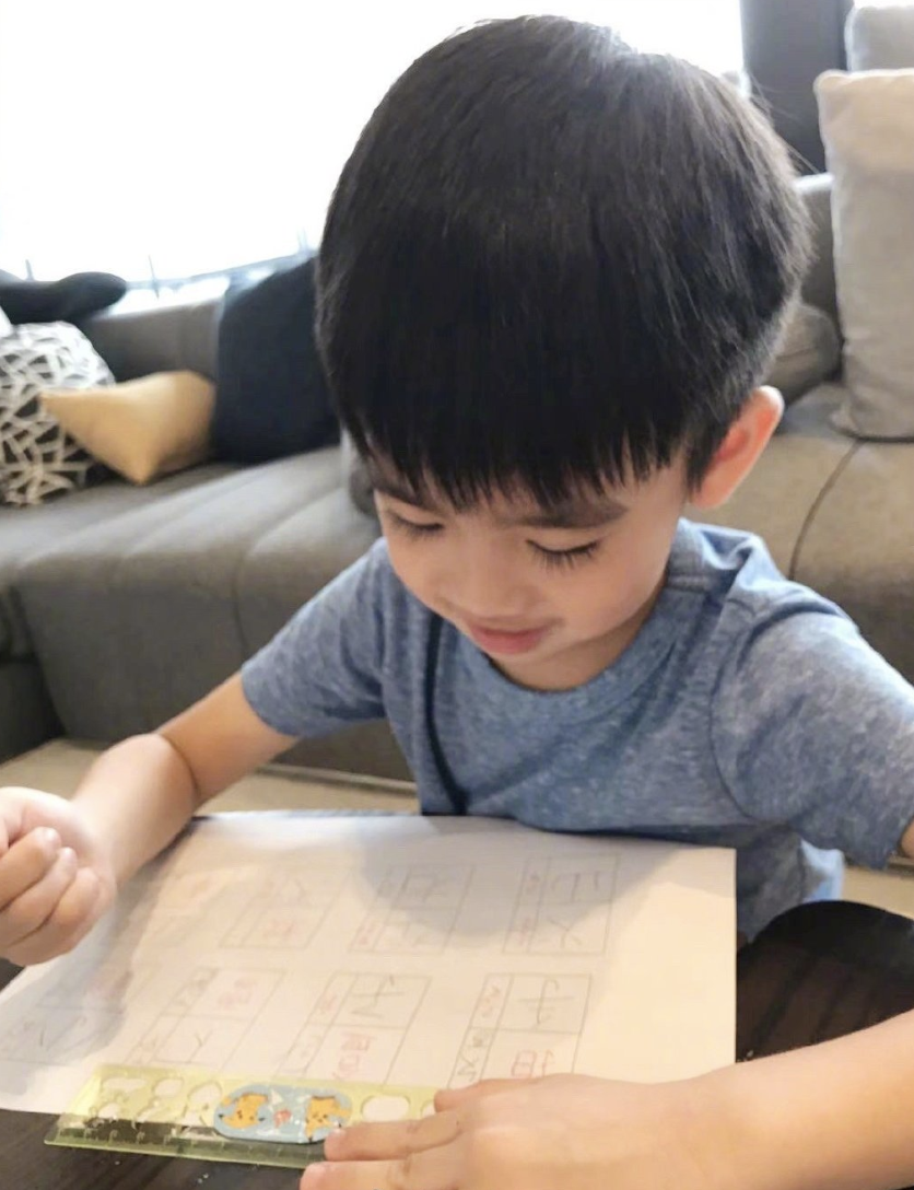 林志穎曬4歲雙胞胎兒子學漢字，雙子星寫複雜的繁體字，字跡工整