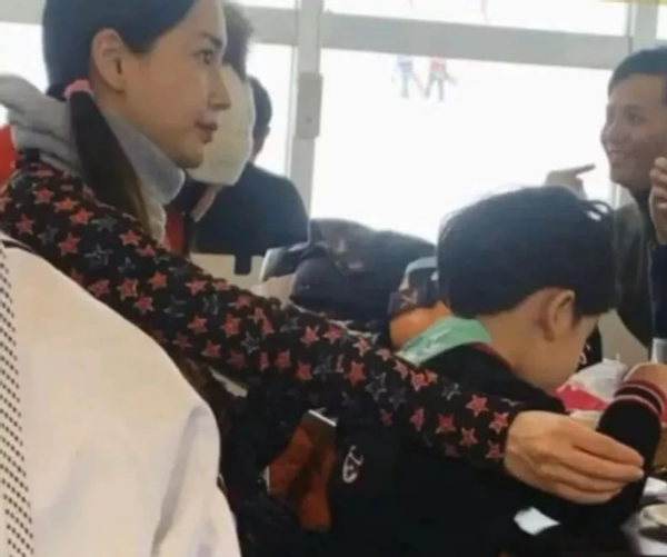 杨颖穿古装片场哄儿子，4岁小海绵被专人看护，