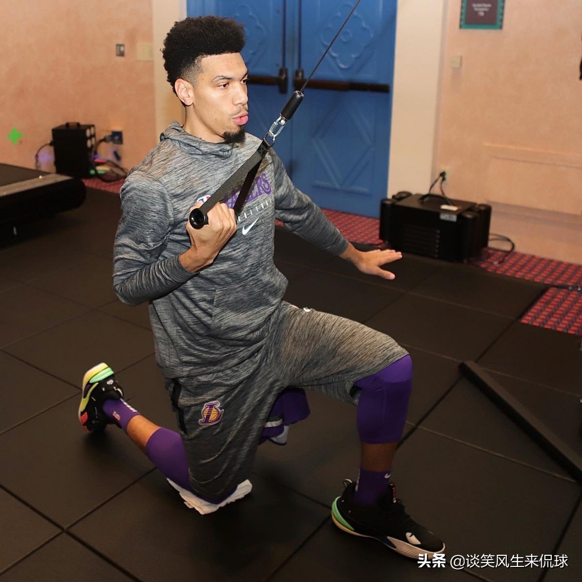 为什么nba球员训练时都戴耳机(大战快船前！NBA官方晒湖人训练照，詹姆斯戴粉红色耳机太抢镜)