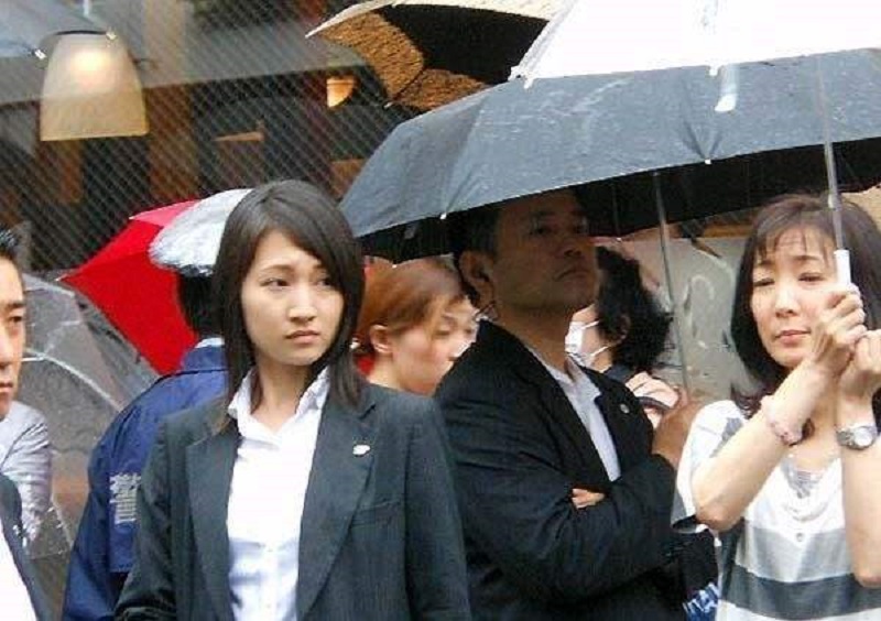 日本热议美女保镖：赤手空拳击败十名壮汉，拔