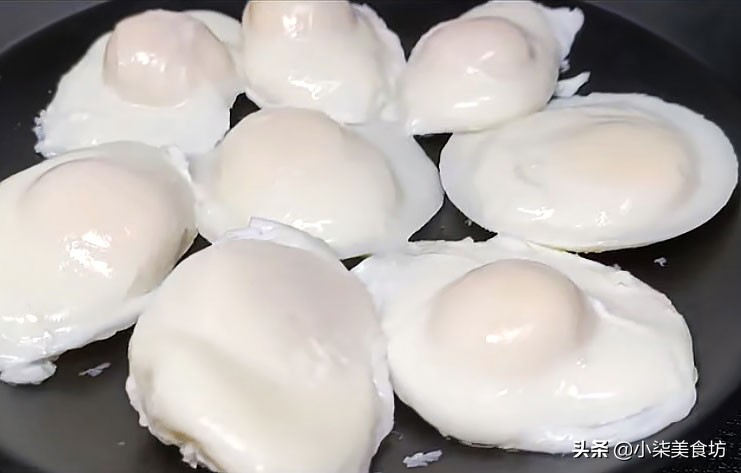 荷包蛋不要直接用水煮，大厨教你一招，一次做6个，天天吃都不够