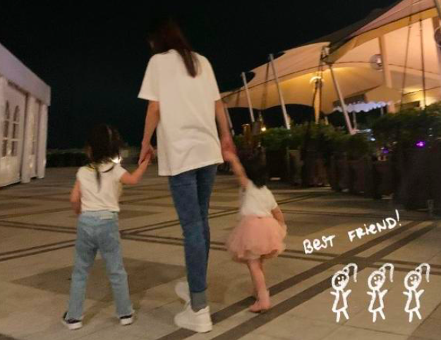 郭富城小女儿走甜美风，跟方媛逛商场穿纱裙，郭咏希牛仔裤配布鞋