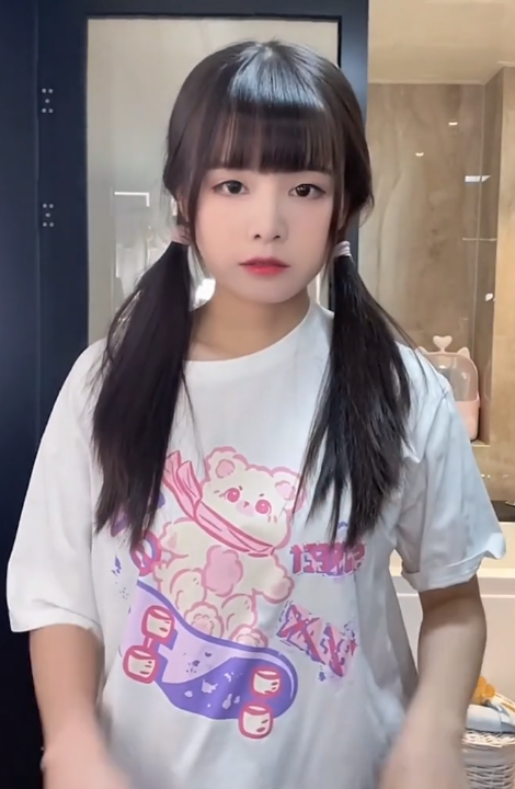 火线妹50万债务穿黑丝袜,这小粗腿被频繁吐槽,煤气罐有点可爱