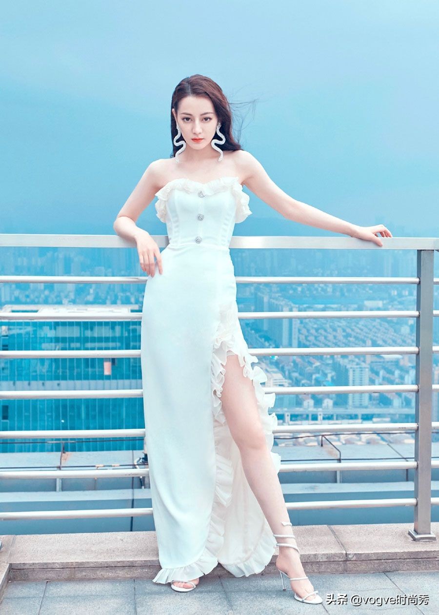 迪丽热巴遭遇直播事故，男粉冲上台求婚，汪涵及时救场解围