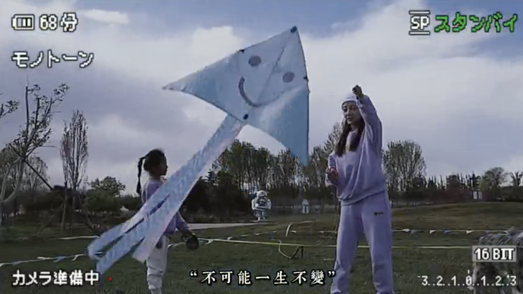 李小璐晒视频把甜馨亲成表情包，母女同款发型穿搭，像俄罗斯套娃