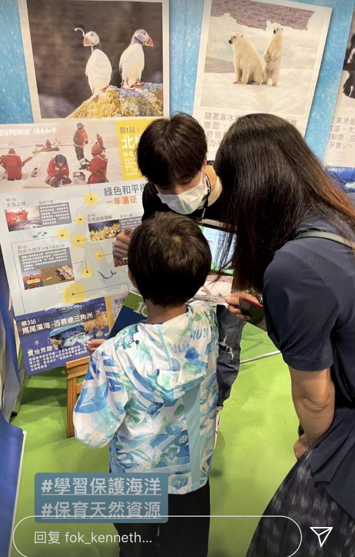 霍启刚郭晶晶甜蜜爱情上热搜，两人带儿子看书展，生活简单却幸福