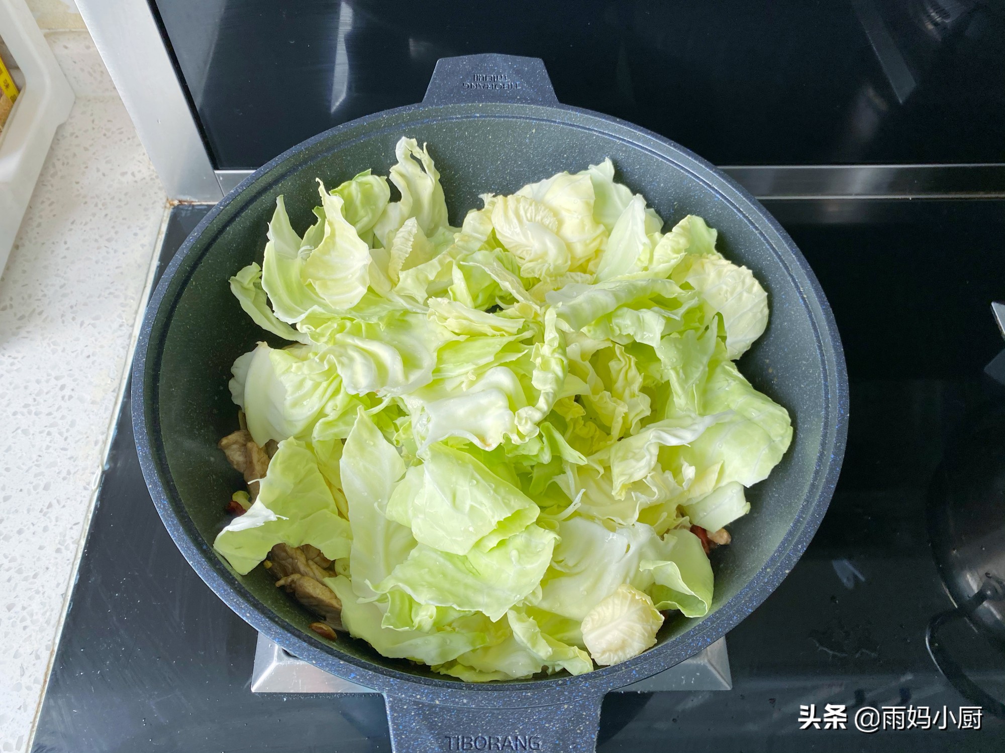 包菜炒肉最家常快手的做法，醬香美味又下飯，上桌一掃而光
