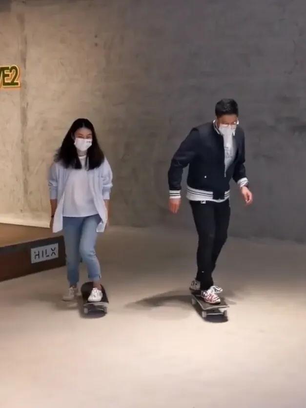 郭晶晶夫妇一起玩滑板，晶晶动作灵活，霍启刚动作笨拙搞笑很可爱
