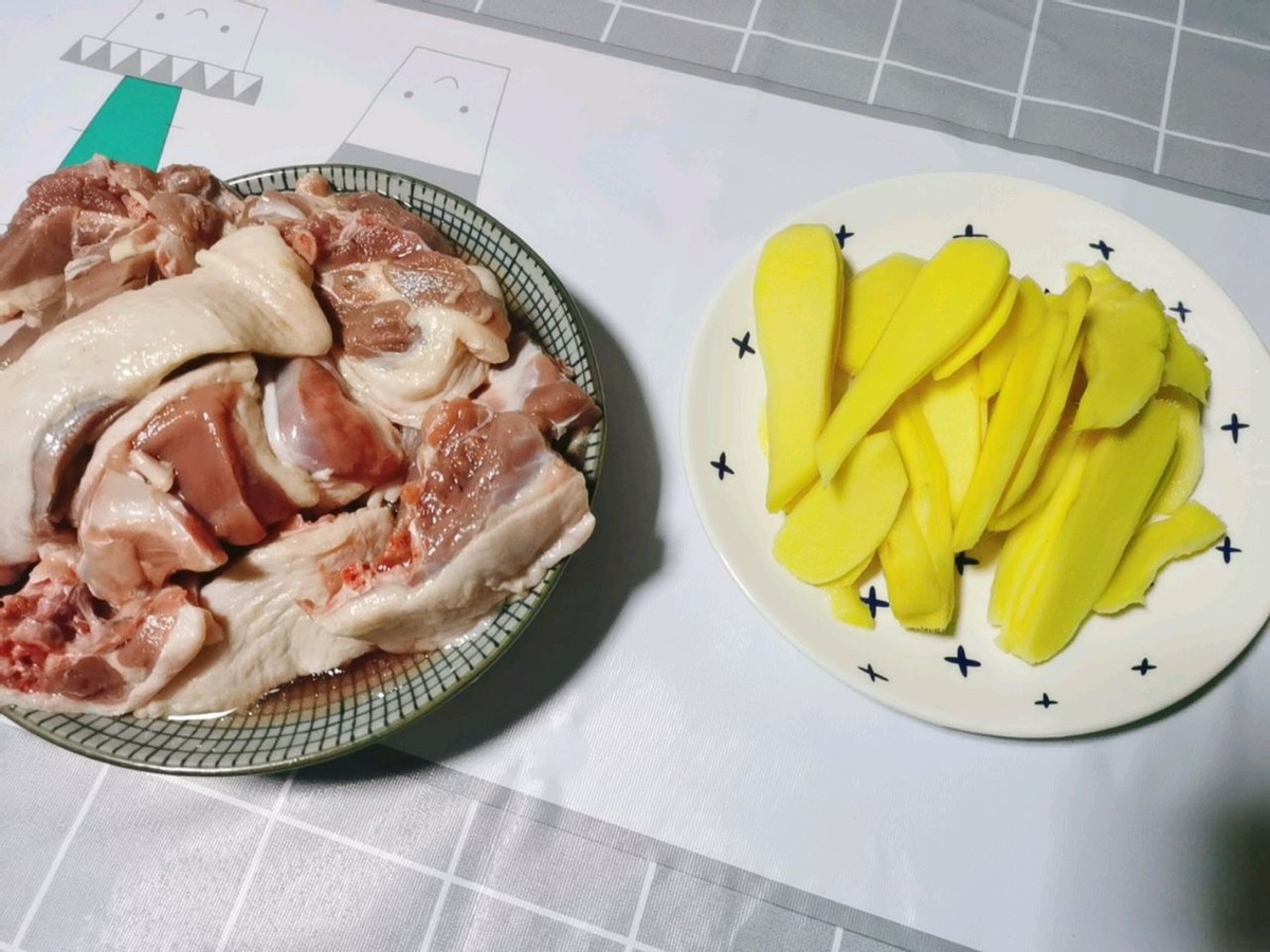 老姜和鸭肉一起炖煮，营养滋补，鲜美入味，好吃到舔手指
