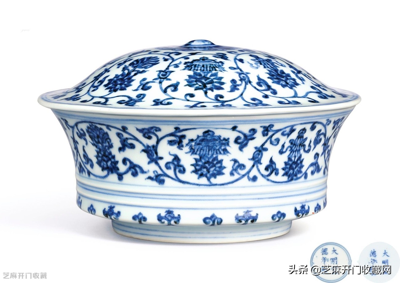 What are the characteristics of Ming Dynasty porcelain decoration and