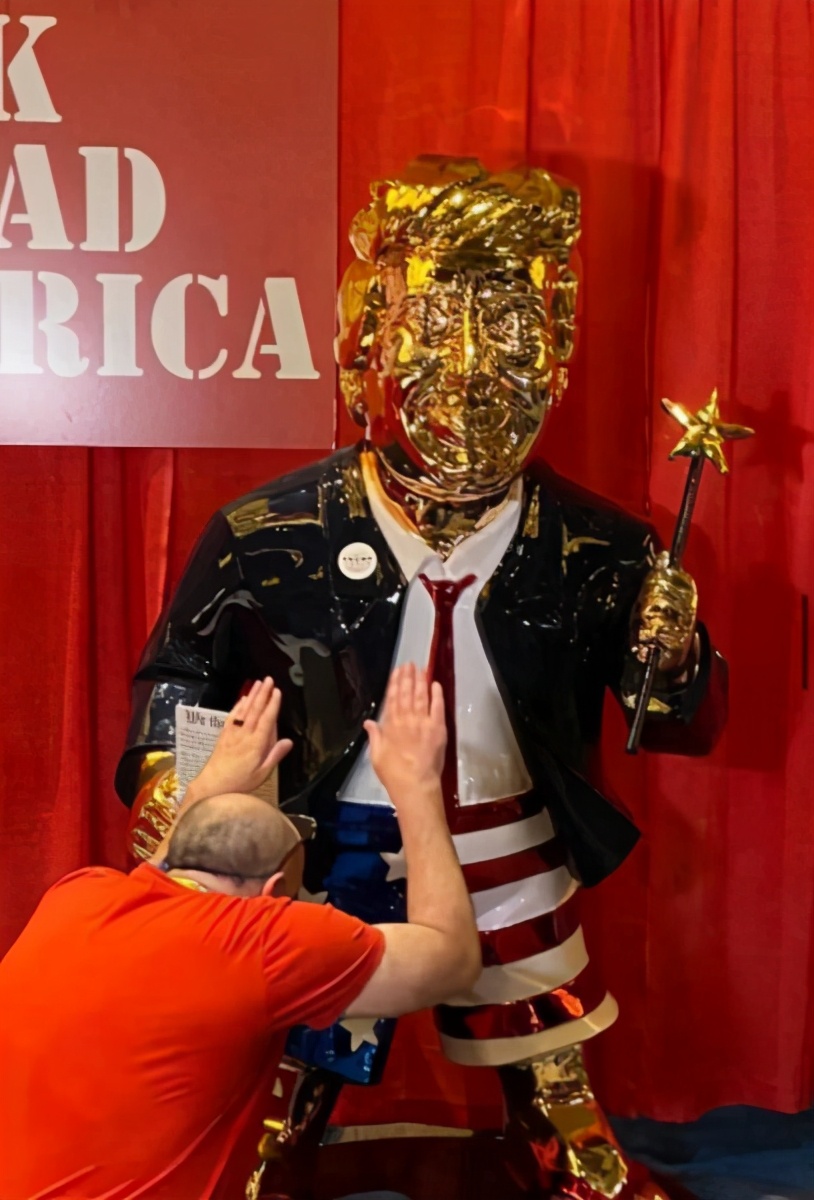 川普退休“妻离子散”？孤身曝再选总统，妻女