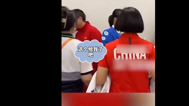 全红婵将玩偶大方送人！粉丝好激动：送我了吧？红姐回眸：送给你