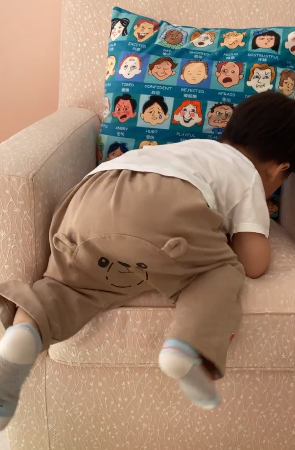 章子怡曬17個月大兒子，弟弟賣力爬沙發不服輸，還自帶配音萌翻