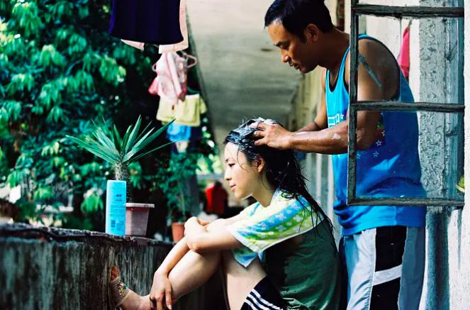 Li Sen always worried that his wife Hongxing would go out of the wall ...