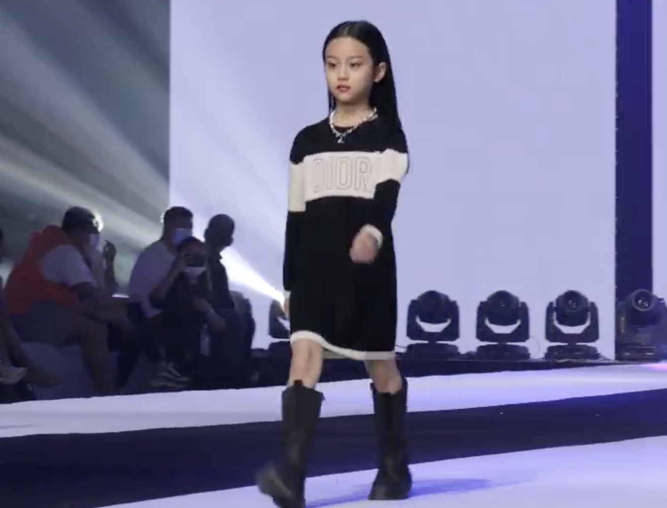 甜馨小考拉Jaden同台走秀超有範兒，李小璐鐘麗緹台下觀看陪女兒