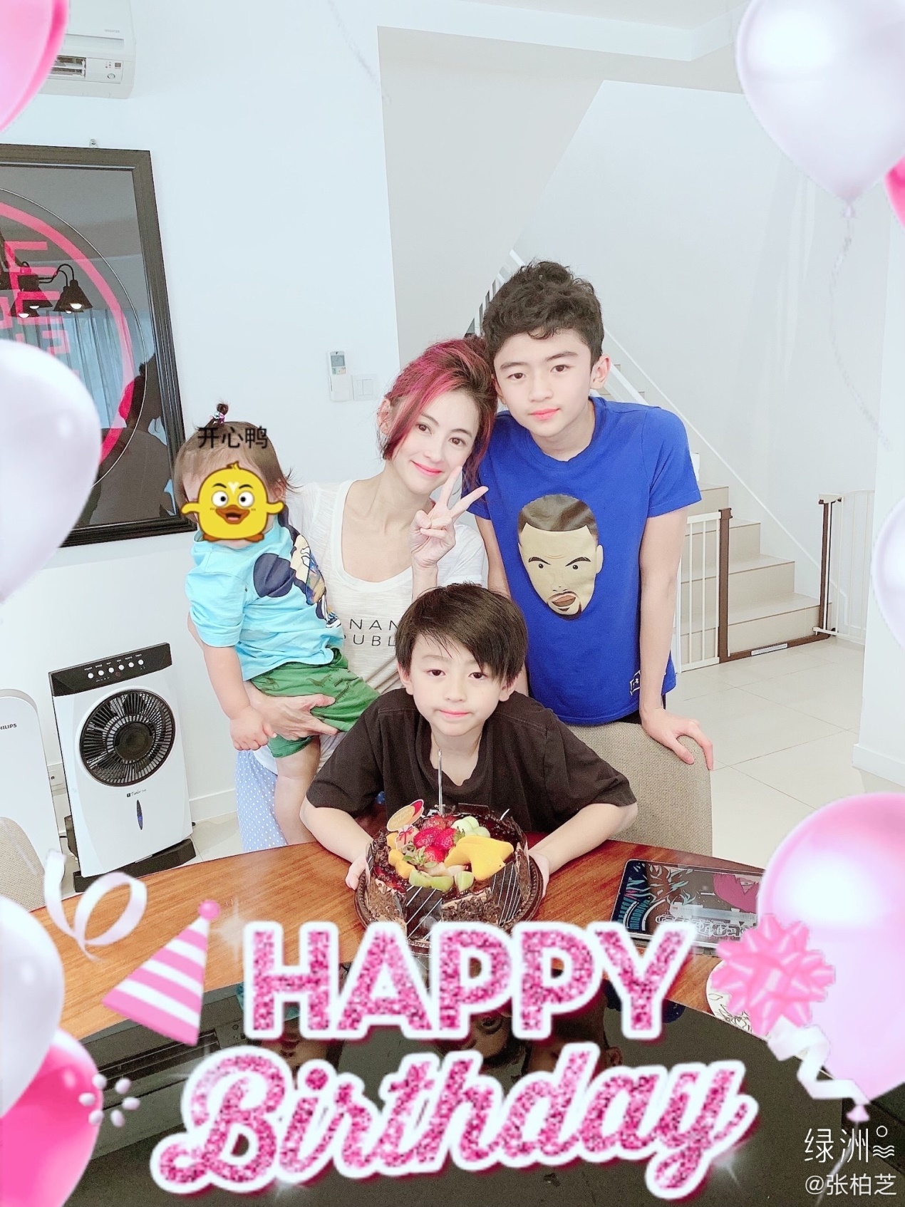 两个儿子复课！张柏芝开路虎亲自接放学，单亲妈妈魅力十足