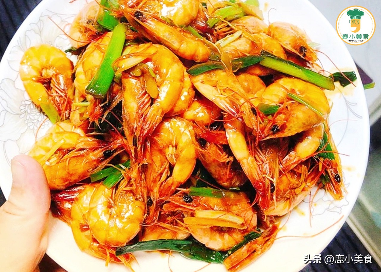 春節待客，寓意“紅紅火火”的油燜大蝦，紅亮喜慶，酥嫩美味