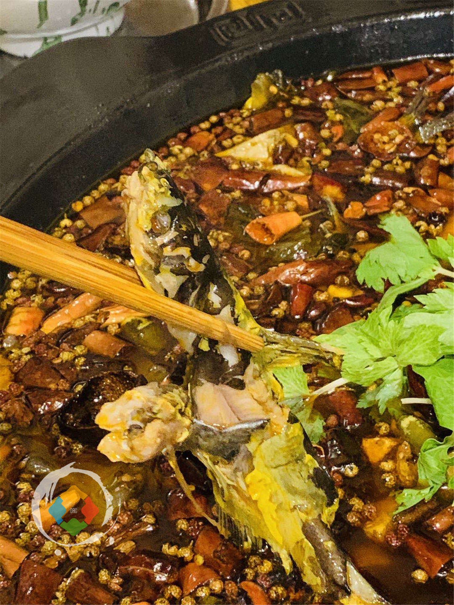 重庆九坑子的六星级苍蝇馆子，专卖黄辣丁火锅，但年轻人都不爱吃