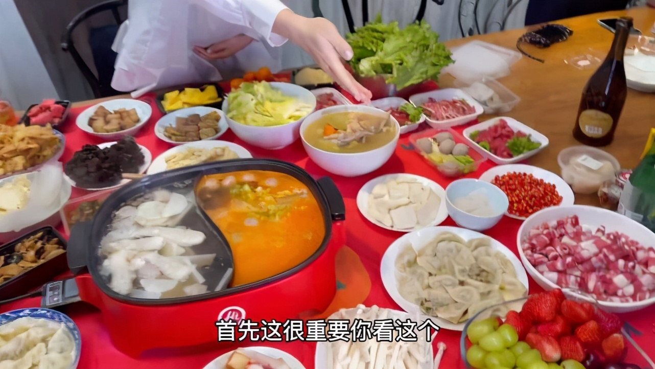 超淡定！ 胡杏兒上春晚前挺三胎孕肚做年夜飯，懷孕8月狀態超好