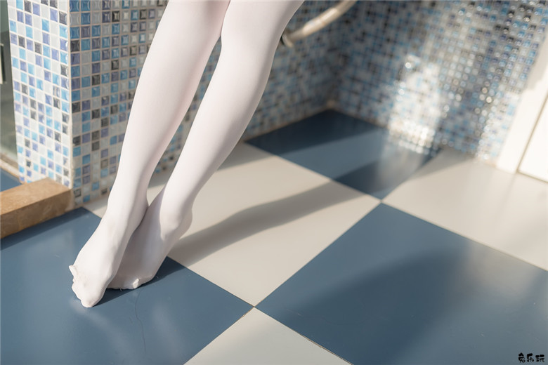 浴缸里的白丝格子裙