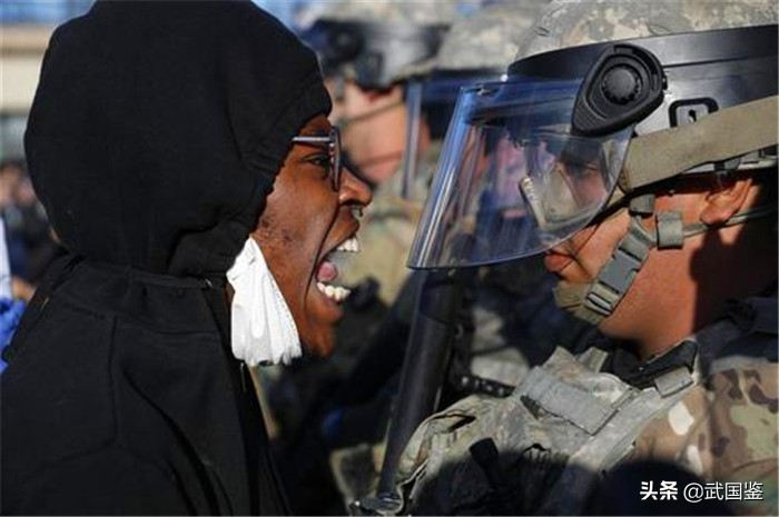 美警开枪打死抗议男子，美突然甩锅反咬称：俄