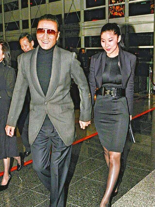 84岁谢贤身体堪忧！面色蜡黄口齿不清还捞金？网友：为了小女友