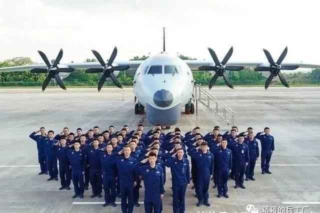 空潜200巡逻机空投航空自导深弹和声呐浮标抓潜艇，数量众多