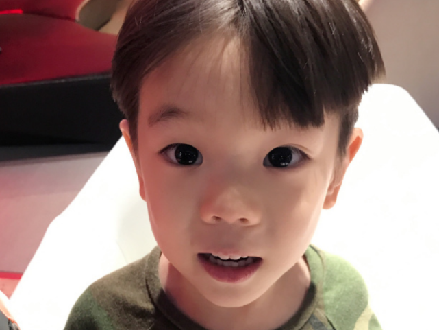 有種“基因”叫嗯哼大王，繼承父母優點，正臉堪稱最帥星二代