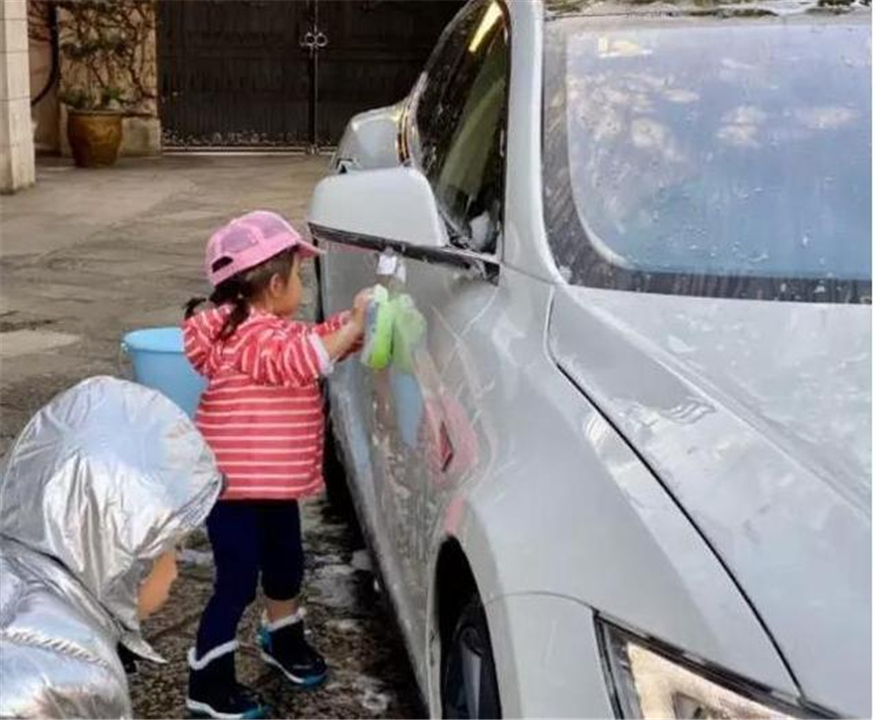 有種“炫富”叫郭晶晶養娃，不曬物質曬教養，網友看到娃後：懂了