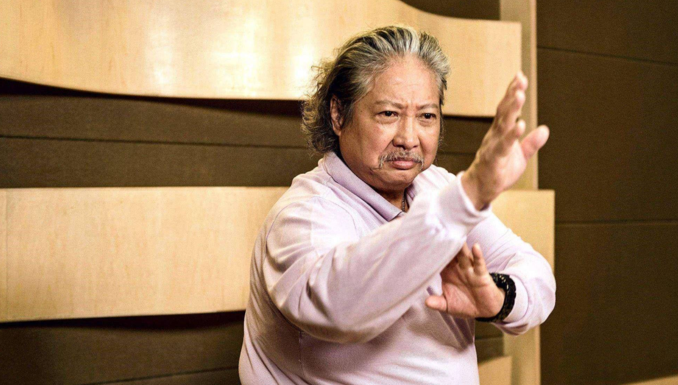 洪金寶長子與妻兒團聚痛哭，3層豪華別墅曝光，裝修簡單擺設雜亂