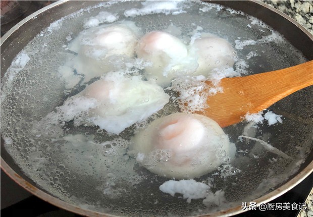 Boil the poached eggs, add 2 more steps after the water is boiled, the non-stick pan has no fishy smell, the eggs are tender and intact and do not bloom