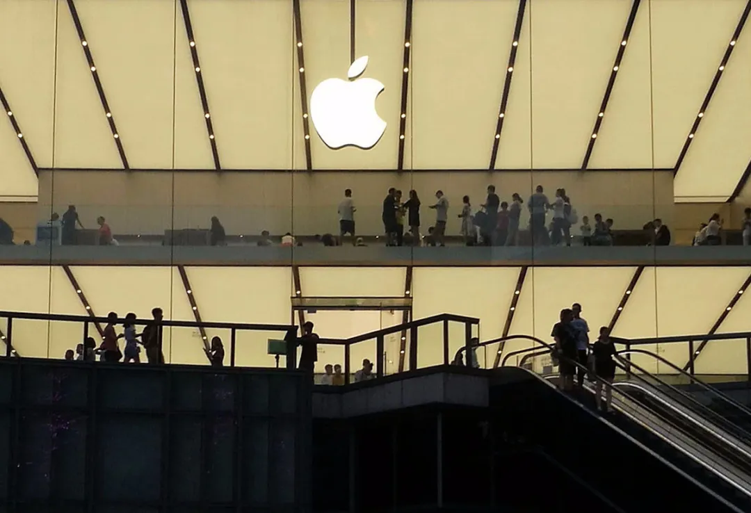 苹果iPhone销量大跌77%！门店大量被关，中国消费