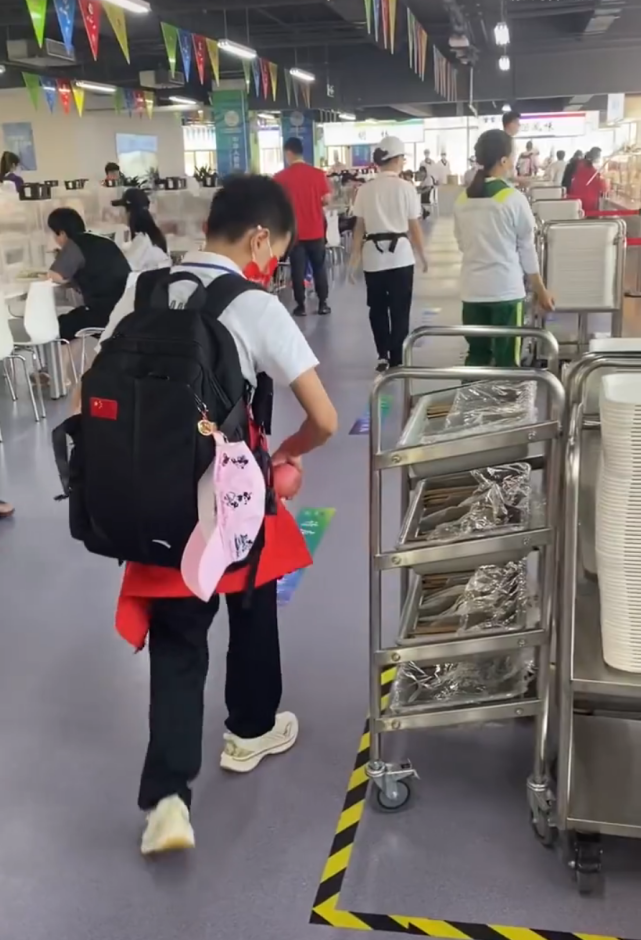 热闹场面曝光！全红蝉走进全运餐厅仍是焦点 其他运动员追随跟拍