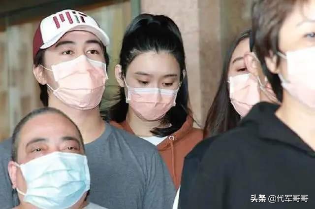 赌王去世奚梦瑶穿红衣被骂，悼文未见名字，网