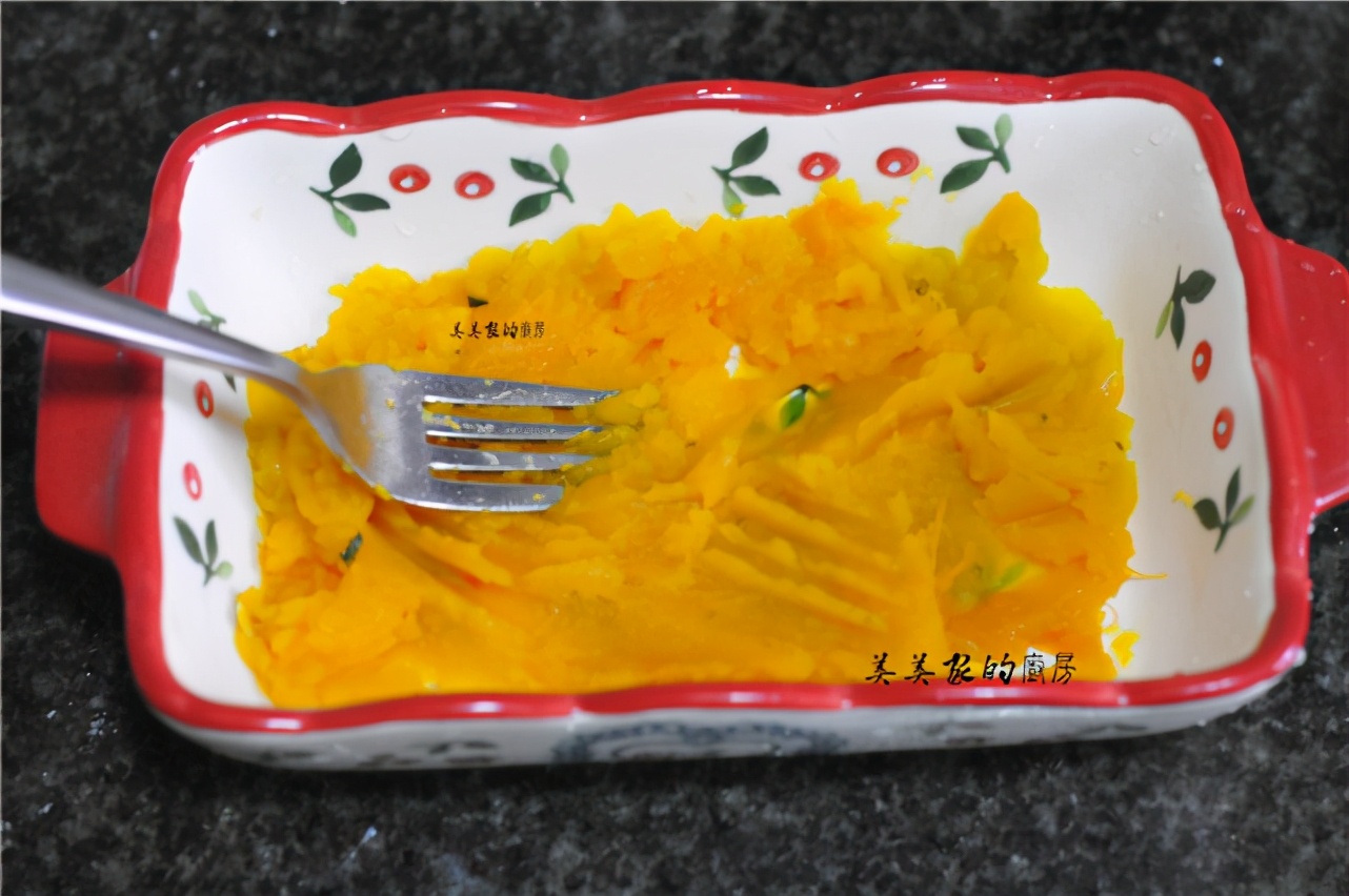 早餐不吃煎餅了，南瓜裡打入一個雞蛋，又鮮又嫩，比披薩還香